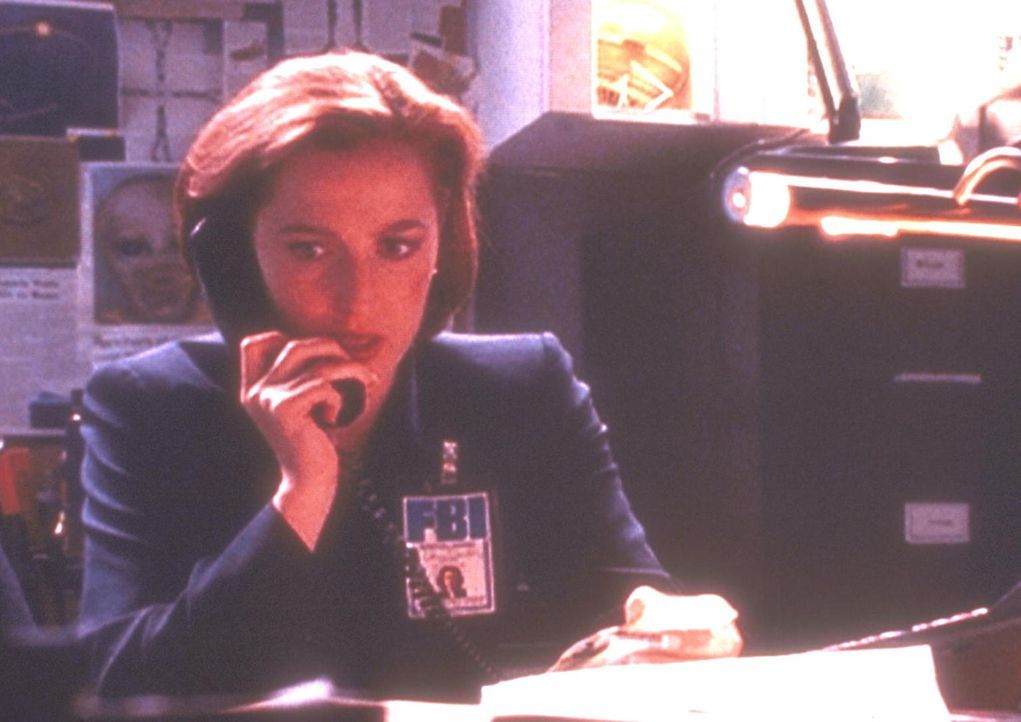 Scully (Gillian Anderson) hat Gewebeproben des Eiskerns untersuchen lassen, in dem ein außerirdischer Leichnam lag, und dabei eine schreckliche Entd... - Bildquelle: TM +   Twentieth Century Fox Film Corporation. All Rights Reserved.