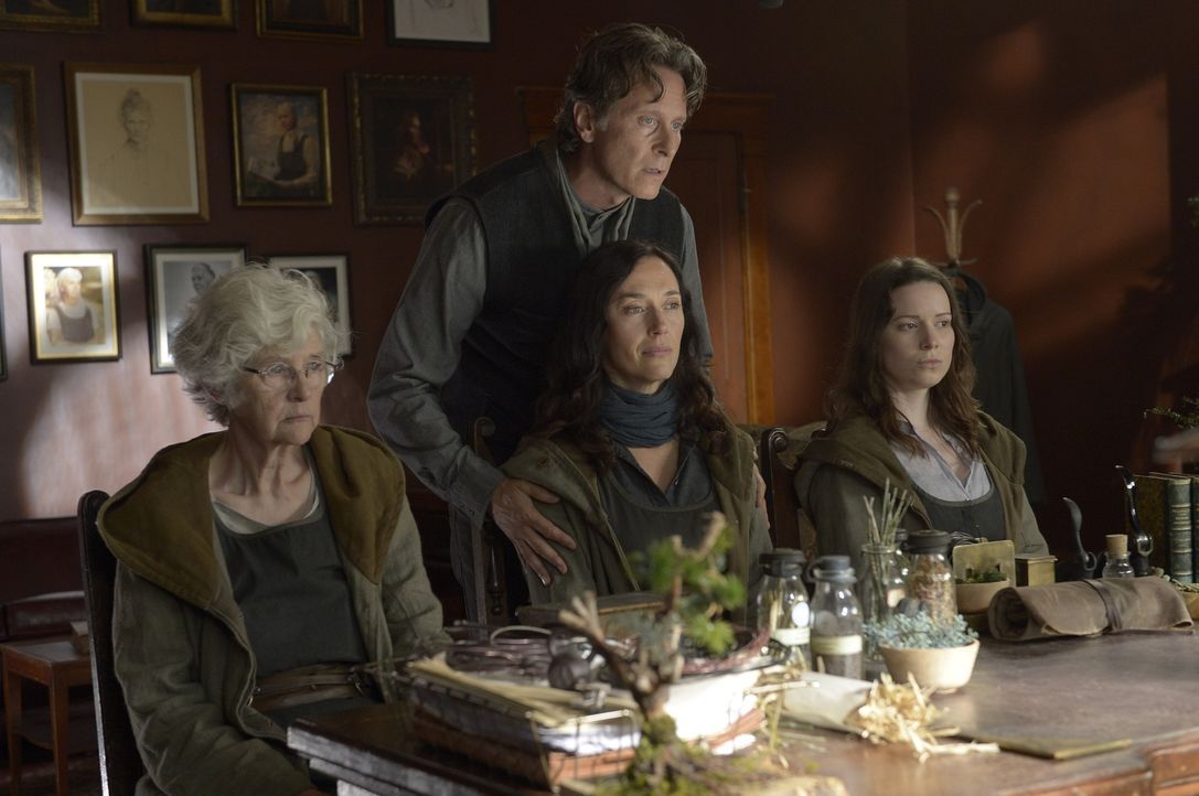 Hat wirklich Bruder Michael (Steven Weber, hinten M.) noch die Kontrolle auf der Insel oder verfolgen Schwester Agnes (Clare Coulter, l.), Schwester... - Bildquelle: Philippe Bosse 2014 Syfy Media, LLC