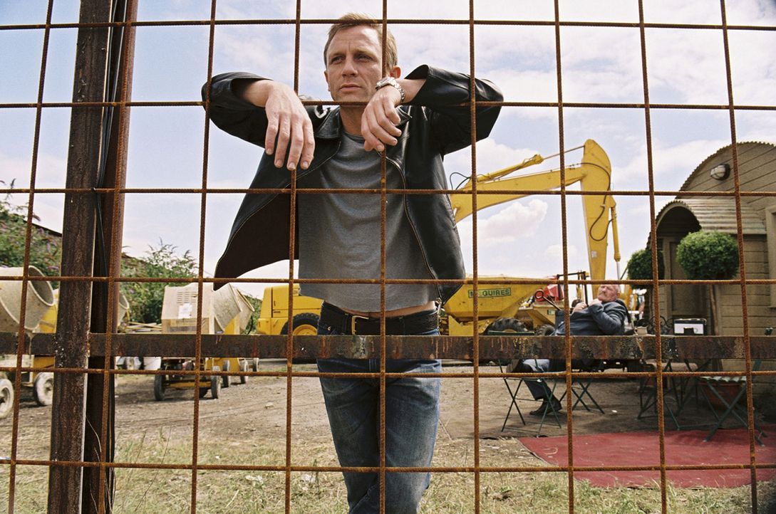 Er (Daniel Craig) hat es geschafft, sich trotz seiner schmutzigen Drogengeschäfte nie wirklich die Hände schmutzig zu machen, und so denkt er jetzt... - Bildquelle: 2004 Columbia Pictures Industries, Inc. All Rights Reserved.
