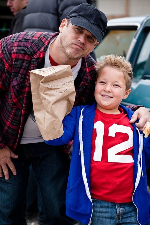 Regisseur Jeff Tremaine (l.) und der kleine Hauptdarsteller Jackson Nicoll (r.) am Set von JACKASS PRESENTS: BAD GRANDPA - Bildquelle: Sean Cliver MMXIII Paramount Pictures Corporation.  All Rights Reserved.