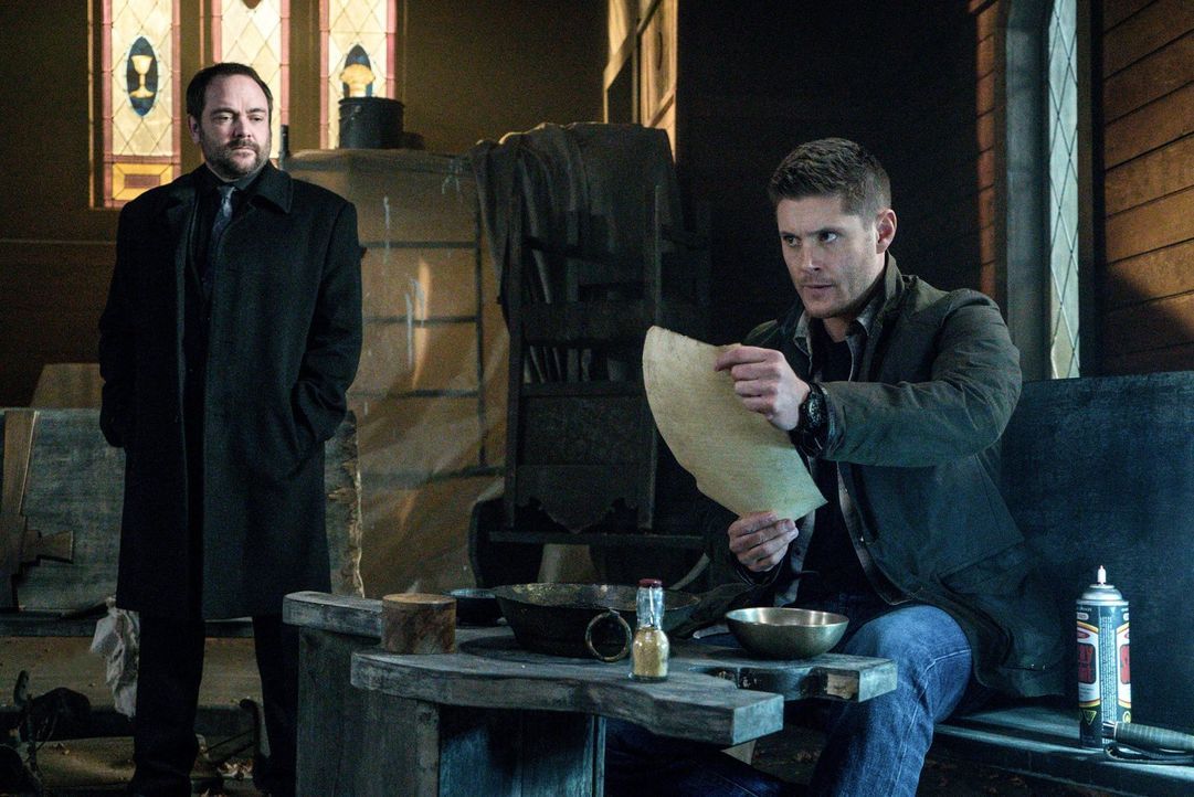 Nachdem Crowley (Mark Sheppard, l.) ein mächtiges Werkzeug gefunden hat, nimmt er Kontakt mit Dean (Jensen Ackles, r.) auf. Doch können die Winchest... - Bildquelle: 2014 Warner Brothers