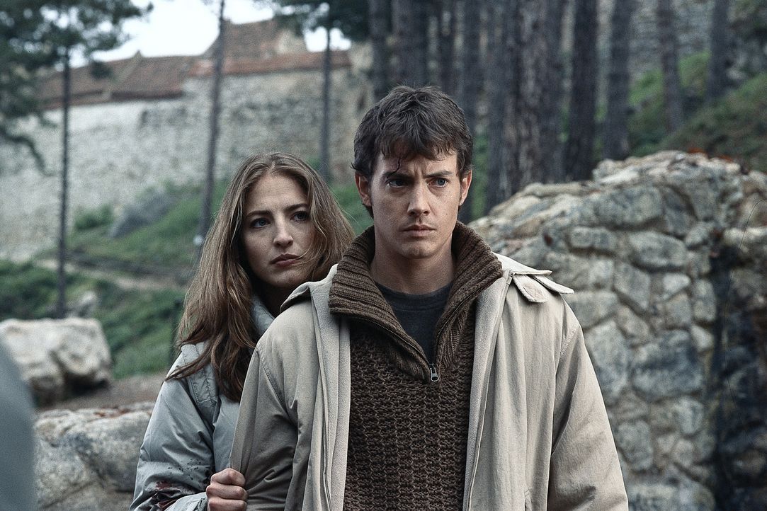 Die mutige Journalistin Julia (Alexandra Wescourt, hinten) hilft Luke (Jason London) beim Kampf gegen die blutsaugenden Vampire, die in Rumänien ihr... - Bildquelle: Buena Vista Home Entertainment, Inc. All rights reserved