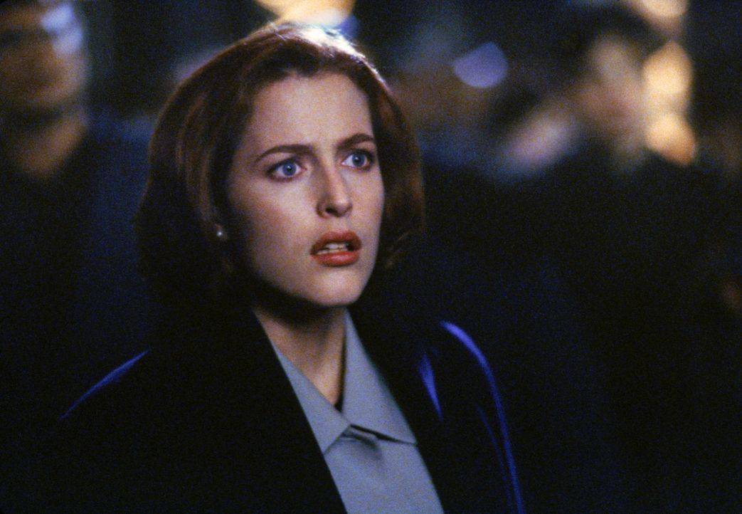 Im Gegensatz zu Mulder ist Scully (Gillian Anderson, Foto) diejenige, die Cassandra Spenders Geschichte glaubt. Bei einer Begegnung mit den Außerird... - Bildquelle: 1997 Twentieth Century Fox Film Corporation. All rights reserved.