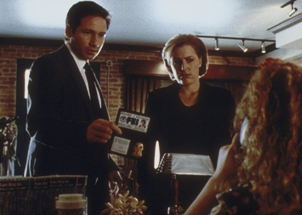 Mulder (David Duchovny, l.) und Scully stellen (Gillian Anderson, M.) sich im Büro eines Mannes vor, der behauptet, das Wetter manipulieren zu könne... - Bildquelle: TM +   2000 Twentieth Century Fox Film Corporation. All Rights Reserved.