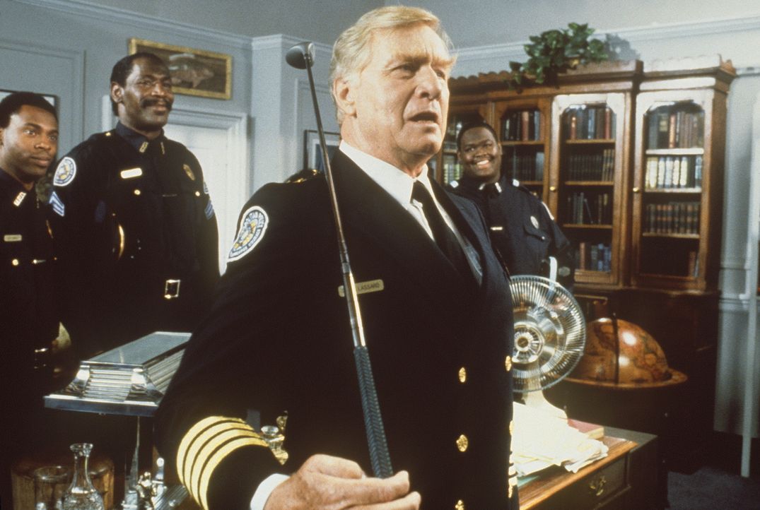 Bei den Feierlichkeiten für seine Verdienste als Leiter der Police Academy benötigt Kommandant Lassard (George Gaynes, r.) schon bald die Hilfe sein... - Bildquelle: Warner Bros.