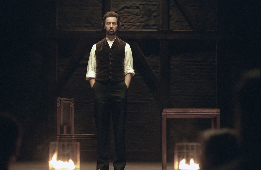 Als der berühmte Magier Eisenheim (Edward Norton) zufällig auf seine Jugendliebe trifft, die mittlerweile mit dem österreichischen Kronprinzen Le... - Bildquelle: 2006 Yari Film Group Releasing, LLC.  All Rights Reserved.