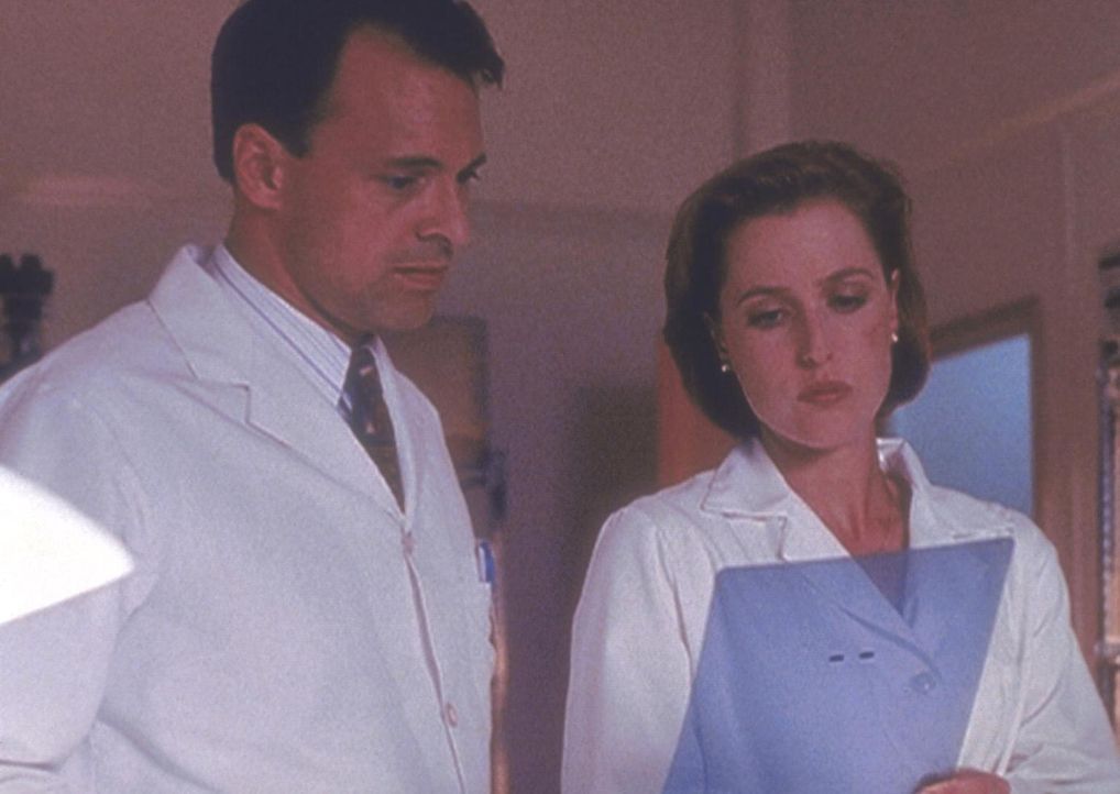 Scully (Gillian Anderson, r.) erfährt von einem Mitarbeiter des Pentagon, dass sie und Mulder jahrelang hinters Licht geführt wurden. - Bildquelle: TM +   Twentieth Century Fox Film Corporation. All Rights Reserved.