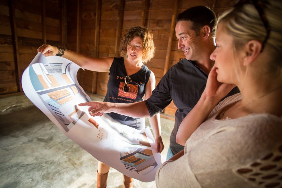 Bauunternehmer Josh Temple (M.) bespricht sich mit zwei Bauhelferinnen, um die großen Pläne, die er für die verzweifelten Hauseigentümer hat, zu ver... - Bildquelle: 2013, DIY Network/ Scripps Networks, LLC. All Rights Reserved.