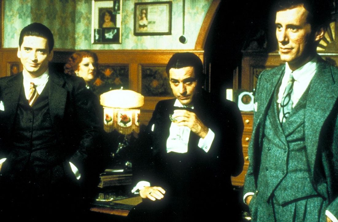 Nach seiner Entlassung aus dem Gefängnis kommt Noodles (Robert De Niro, M.) zurück nach New York und findet seine Freunde Fat Moe (Larry Rapp, l.)... - Bildquelle: Warner Bros.