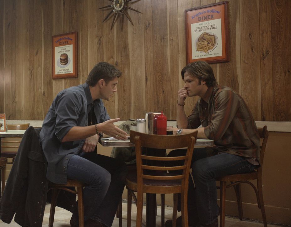 Sam (Jared Padalecki, r.) und Dean (Jensen Ackles, l.) sind geschockt, als sie eine Comicbuch-Reihe mit dem Namen "Supernatural" entdecken, die deta... - Bildquelle: Warner Bros. Television