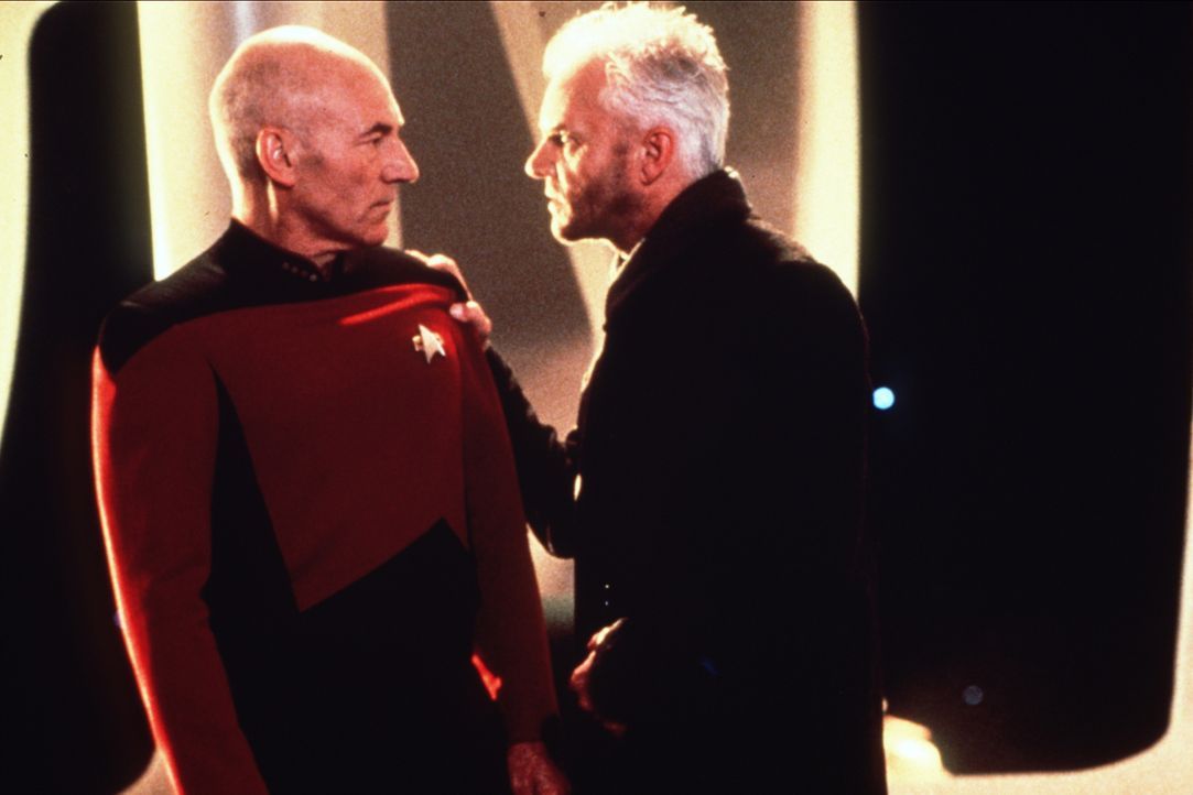 Captain Jean-Luc Picard (Patrick Stewart, l.) trifft auf einem entfernten Planeten auf den fanatischen Wissenschaftler Dr. Soran (Malcom McDowell, r... - Bildquelle: Paramount Pictures