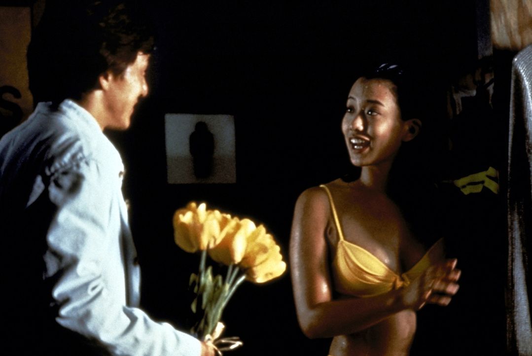 Als Supercop Jackie (Jackie Chan, l.) die Kontaktperson Annie (Chen Chun Wu, r.) aufspürt, kommt er einer gefährlichen Verschwörung auf die Spur. ..... - Bildquelle: New Line Cinema