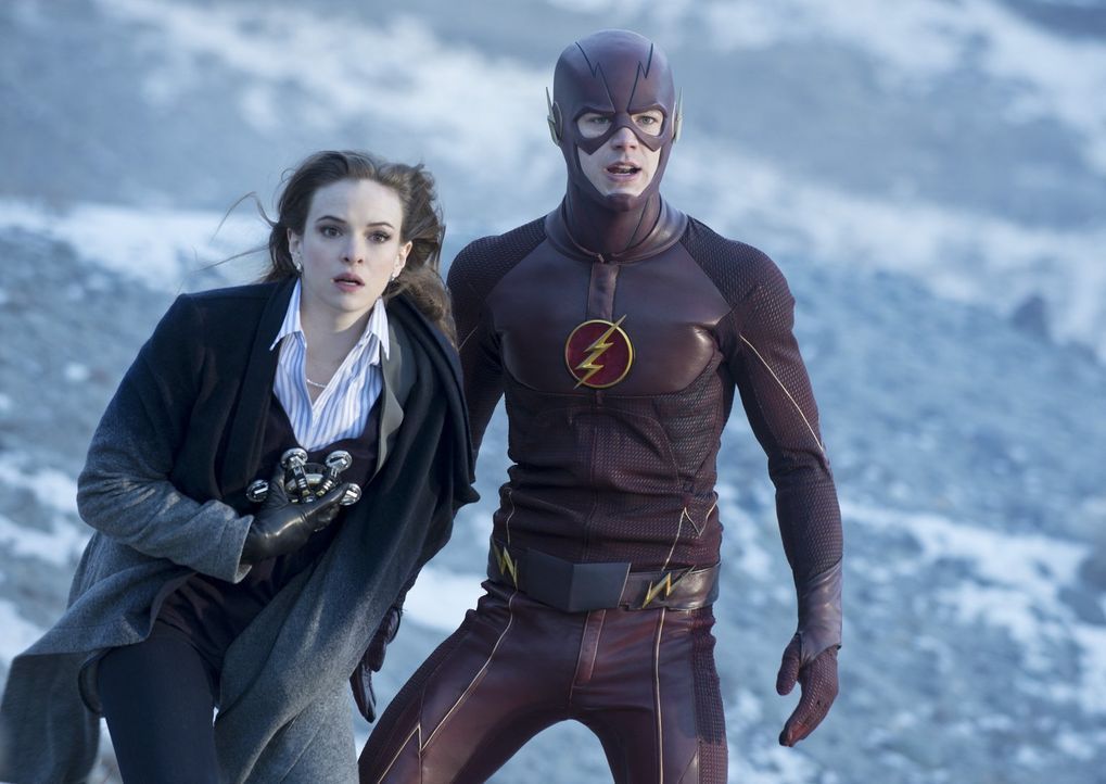 Barry alias The Flash (Grant Gustin, r.) und Caitlin (Danielle Panabaker, l.) kämpfen für ihre Liebe, selbst, wenn das sie in Lebensgefahr bringt ..... - Bildquelle: Warner Brothers.