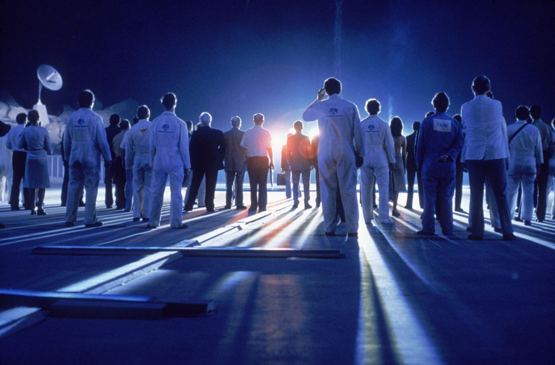 Die außerirdischen Lichtwesen, die sich als gottähnliche Glücksboten erweisen, laden einige Auserwählte zu einer Fahrt in den Weltraum ein ... - Bildquelle: Columbia Pictures