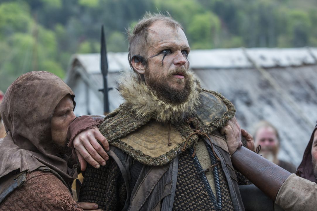 Während Ragnar in Lebensgefahr schwebt, beschließt Bjorn, dessen Geschäfte in die Hand zu nehmen und lässt Floki (Gustaf Skarsgård) in Ketten legen,... - Bildquelle: 2016 TM PRODUCTIONS LIMITED / T5 VIKINGS III PRODUCTIONS INC. ALL RIGHTS RESERVED.
