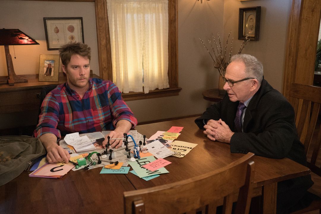 Brian (Jake McDorman, l.) wohnt nach alldem, was geschehen ist, wieder bei seinem Vater (Ron Rifkin, r.), während NZT in New York seinen Umlauf mach... - Bildquelle: David M. Russell 2016 CBS Broadcasting, Inc. All Rights Reserved