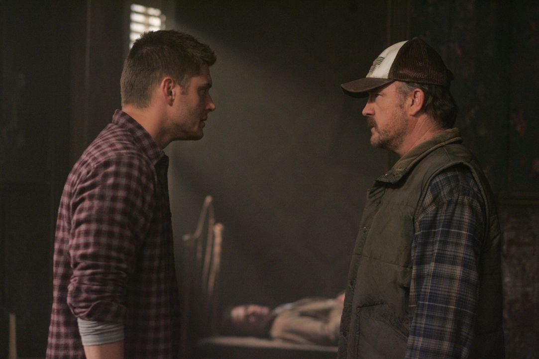 Dean (Jensen Ackles, l.) und Bobby (Jim Beaver, r.) können nicht fassen, dass Sam (Jared Padalecki, M.) wirklich tot ist, doch Dean lässt seinen Bru... - Bildquelle: Warner Bros. Television