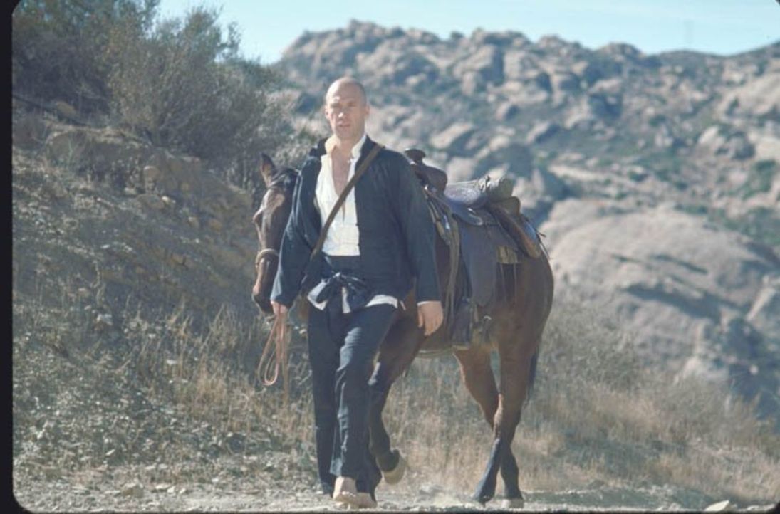 Der ungewöhnlichste Held des Wilden Westens: Der stoische Shaolin-Mönch Kwai Chang Caine (David Carradine), muss aus China fliehen, nachdem er ein M... - Bildquelle: Warner Brothers