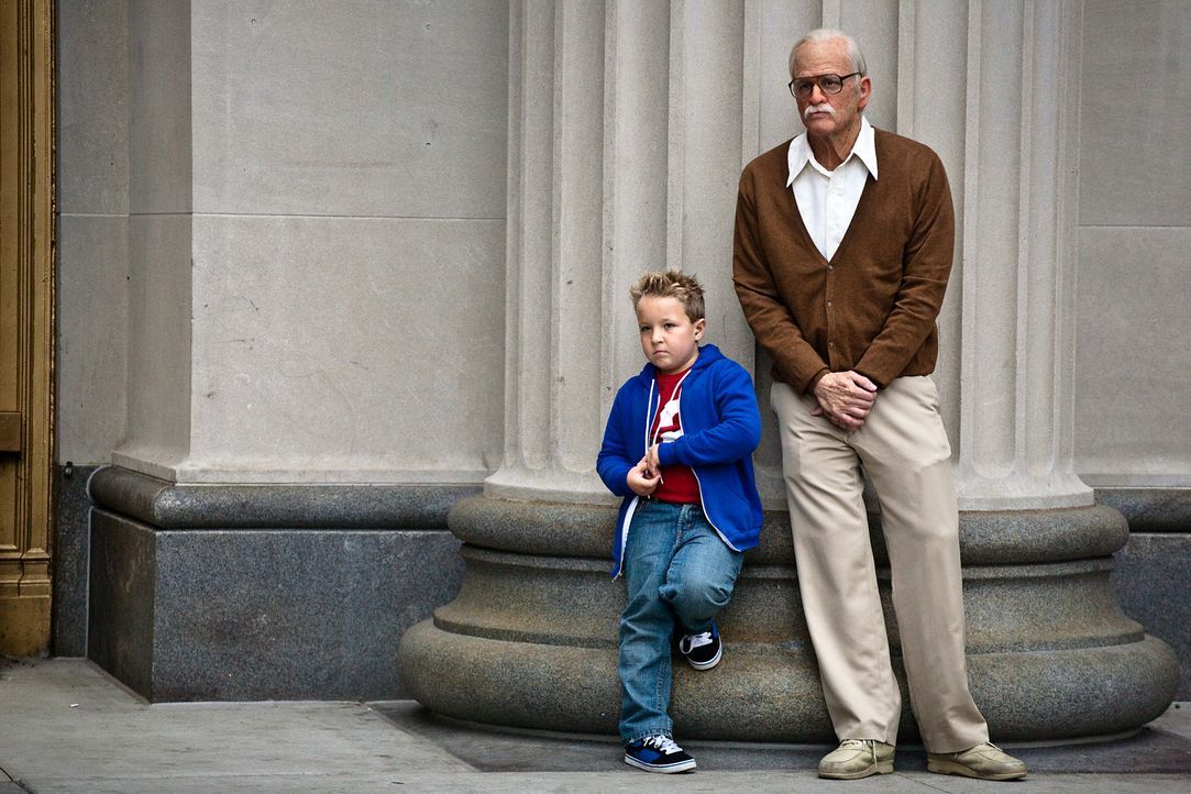 Der frisch verwitwete Irving Zisman (Johnny Knoxville, r.) soll seinen Enkel (Jackson Nicoll, l.), als dessen Mutter ins Gefängnis kommt, bei seinem... - Bildquelle: Sean Cliver MMXIII Paramount Pictures Corporation.  All Rights Reserved.