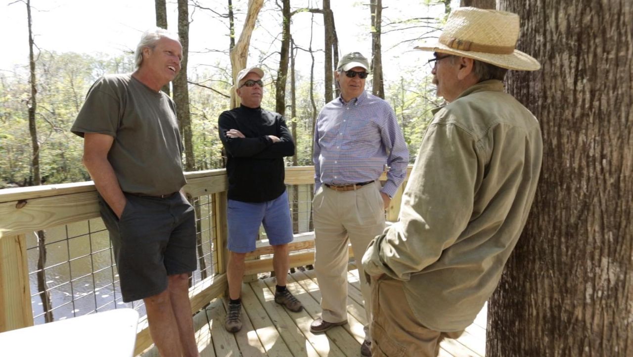 Eine Baumhaus-Landschaft mitten im Moor? Eigentlich kein Problem für die Baumhaus-Profis, oder? Bei der Arbeiten mitten im Sumpf von Windsor ergeben... - Bildquelle: 2016,DIY Network/Scripps Networks, LLC. All Rights Reserved