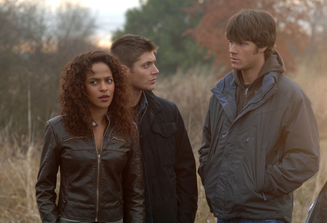 Cassie (Megalyn Echikunwoke, l.) bittet Sam (Jared Padalecki, r.) und Dean (Jensen Ackles, M.) um Hilfe, eine Reihe von Morden mit rassistischen Hin... - Bildquelle: Warner Bros. Television