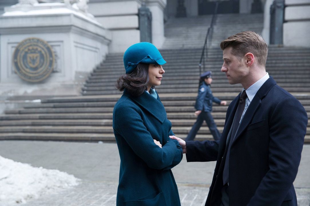 Ogre treibt in Gotham sein Unwesen, doch sind Gordon (Ben McKenzie, r.) und Leslie Thompkins (Morena Baccarin, l.) dadurch in Gefahr? - Bildquelle: Warner Bros. Entertainment, Inc.