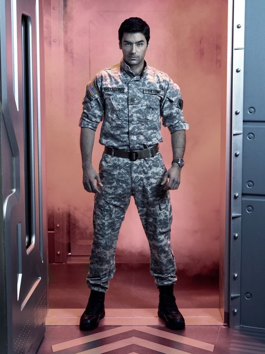 (1. Staffel) - Der Militäringenieur Major Sergio Balleseros (Mark Ghanimé) soll für die Sicherheit der Wissenschaftler sorgen, wären da nicht noch d... - Bildquelle: 2014 Sony Pictures Television Inc. All Rights Reserved.