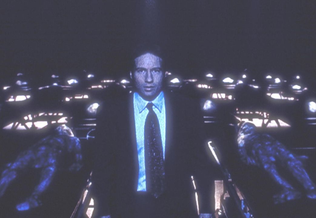 Mulder (David Duchovny) hat sich mit dem Ausweis eines CIA-Agenten in ein Geheimlabor des Pentagon eingeschlichen. - Bildquelle: TM +   Twentieth Century Fox Film Corporation. All Rights Reserved.