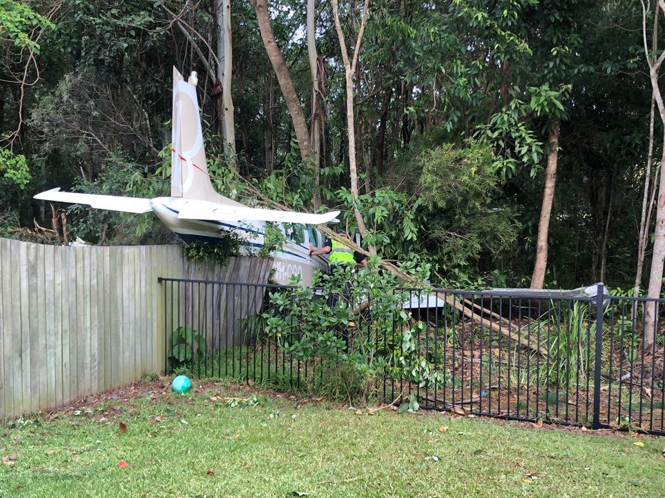 Ein Flugzeug im Garten - Bildquelle: Licensed by TCB Media Rights Ltd