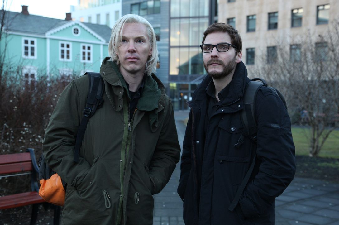 Die Computerfreaks Daniel (Daniel Brühl, r.) und Julian (Benedict Cumberbatch, l.) geraten über Nacht mit ihrer Website "WikiLeaks" ins Blickfeld de... - Bildquelle: 2013 - DreamWorks II Distribution Co., LLC. All Rights Reserved.