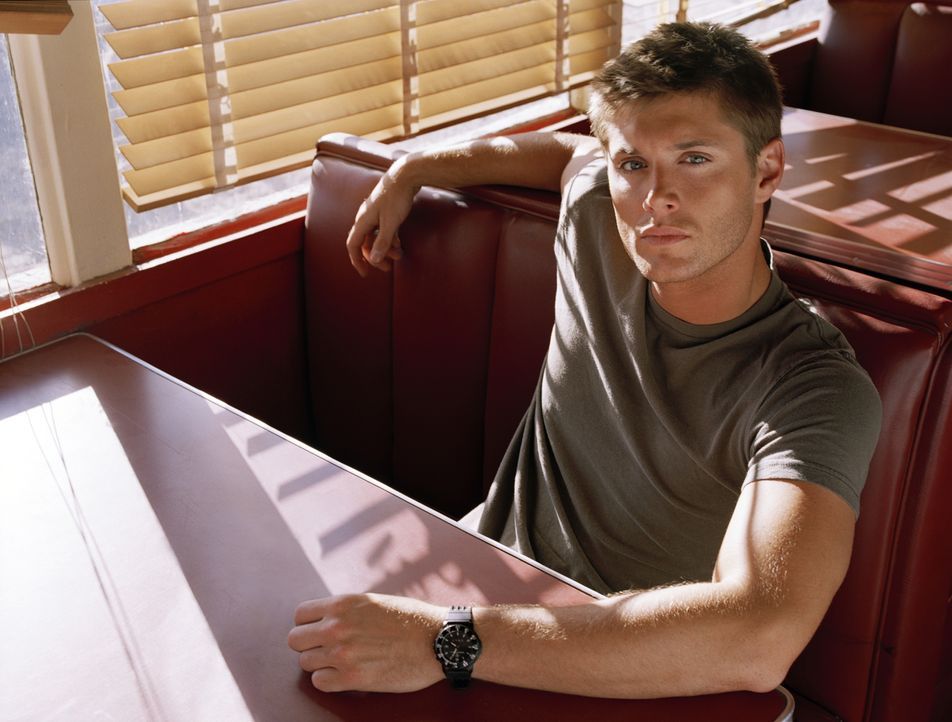 (1. Staffel) - Dean (Jensen Ackles) hat seinem Vater jahrelang bei der Klärung ungelöster Fälle geholfen, im Hinterkopf ständig den Tod seiner Mutte... - Bildquelle: Warner Bros. Television