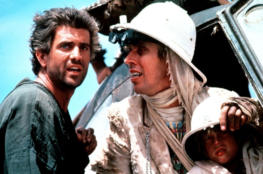Mad Max (Mel Gibson, l.) plant mit Jedediah (Bruce Spence, M.) und Jedediah jr. (Adam Cockburn, r.) die Flucht aus der Knechtschaft ... - Bildquelle: Warner Bros.