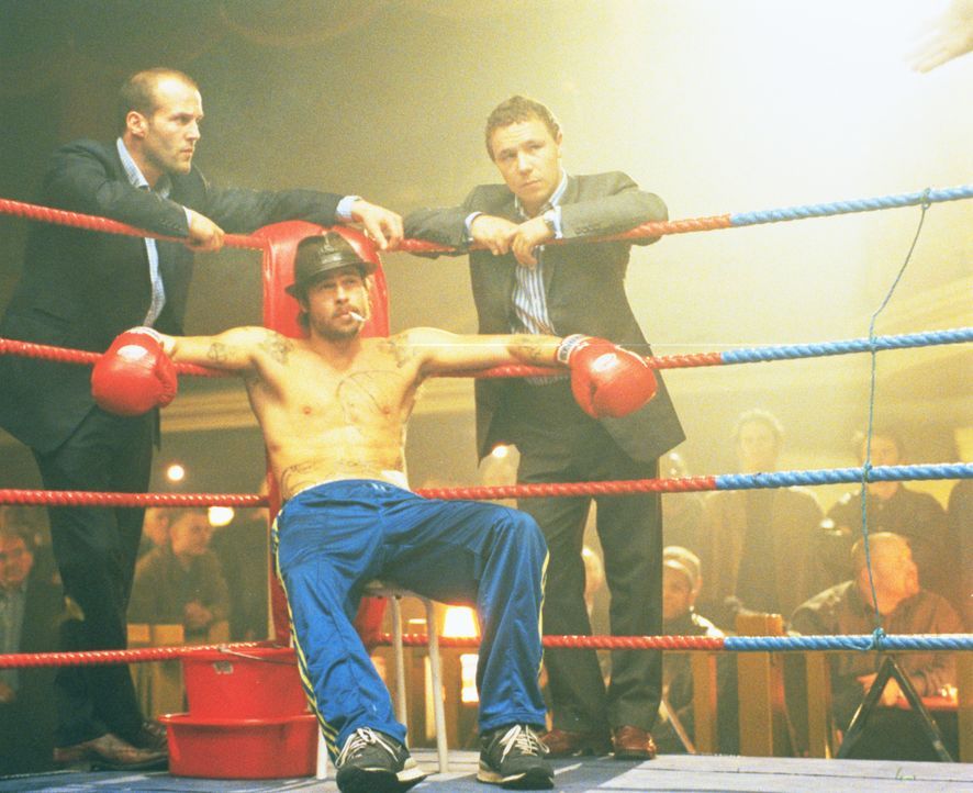 Immer wieder geht Turkish (Jason Statham, l.) und Tommy (Stephen Graham, r.) der Boxer verlustigt. Auch Mickey (Brad Pitt, M.) ist nach einer durchz... - Bildquelle: 2003 Sony Pictures Television International. All Rights Reserved.