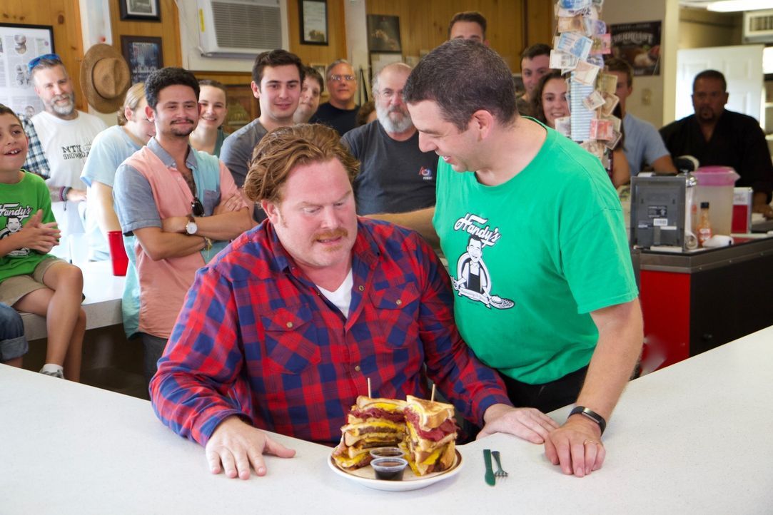 Earl (r.) von "Handy's Lunch" in Burlington ist gespannt, wie sich Casey (l.) bei seinem gigantischen "Chuck-Norris-Sandwich" schlagen wird ... - Bildquelle: 2017,The Travel Channel, L.L.C. All Rights Reserved.