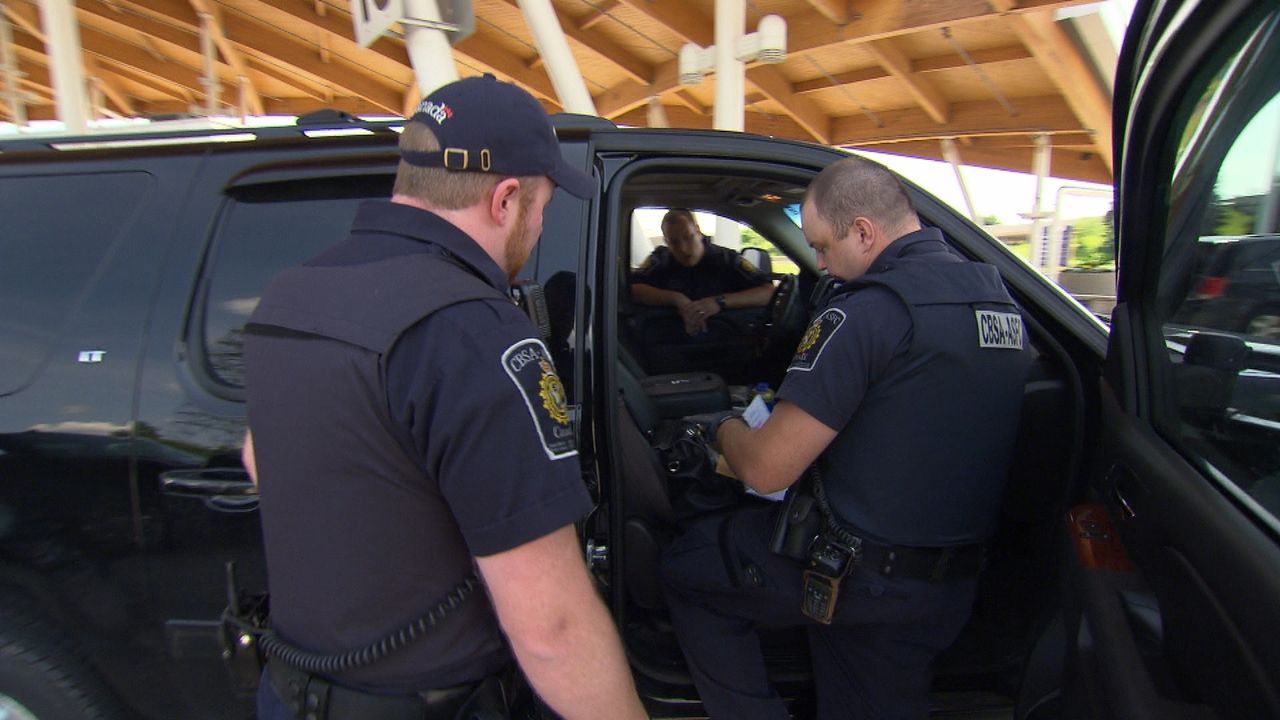 Die Beamten an der kanadischen Grenze haben tagtäglich alle Hände voll zu tun ... - Bildquelle: Force Four Entertainment / BST Media 2 Inc.