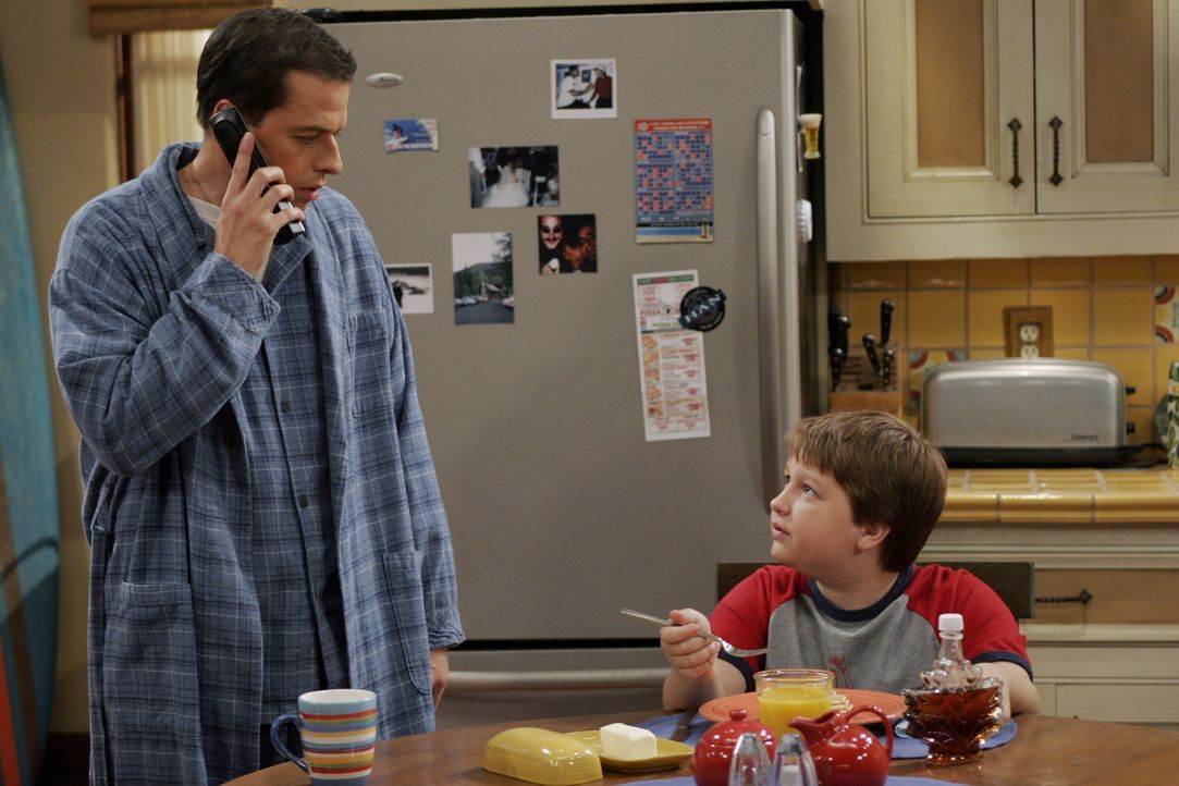 Jake (Angus T. Jones, r.) hat sich in seine Schulfreundin Wendy Cho verliebt und braucht deshalb von seinem Vater (Jon Cryer, l.) Geld für ein Gesch... - Bildquelle: Warner Brothers Entertainment Inc.