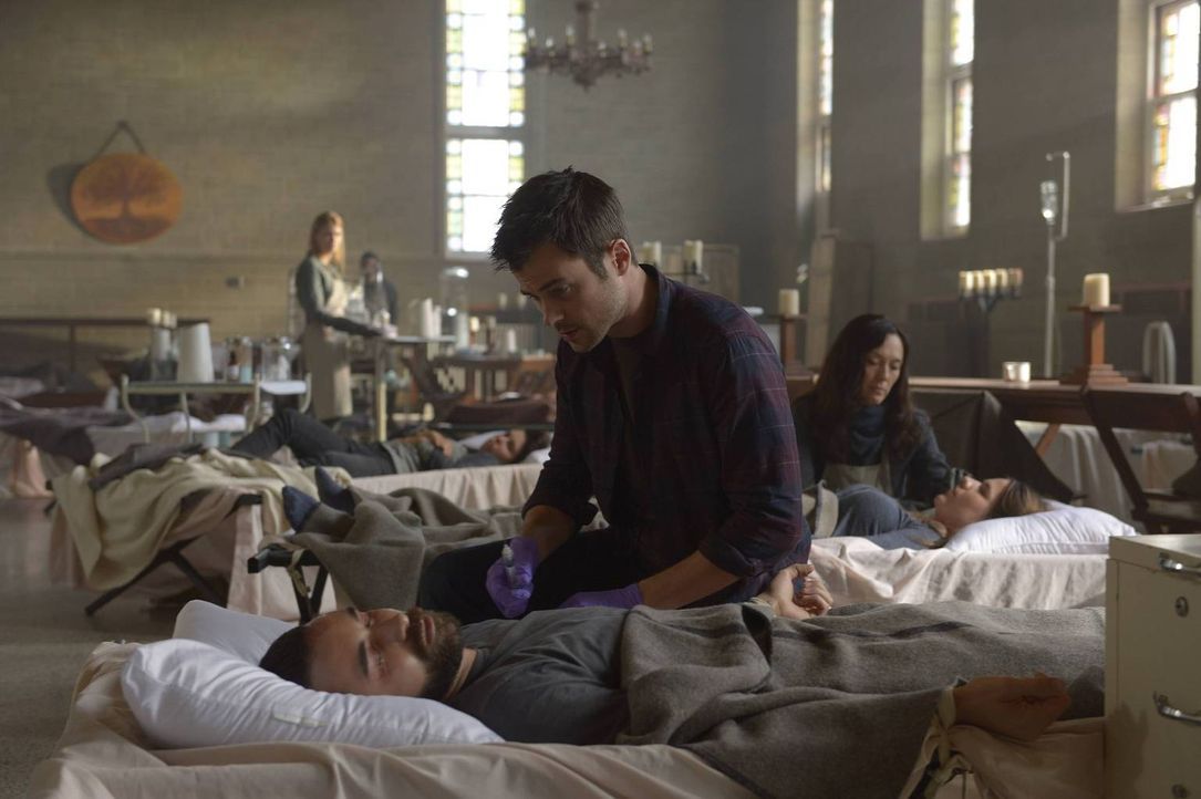 Gelingt es Kyle (Matt Long, M.) und dem Rest des CDC Teams die neue, größere Epidemie einzudämmen, bevor alles auf der Insel außer Kontrolle gerät?... - Bildquelle: Philippe Bosse 2014 Syfy Media, LLC