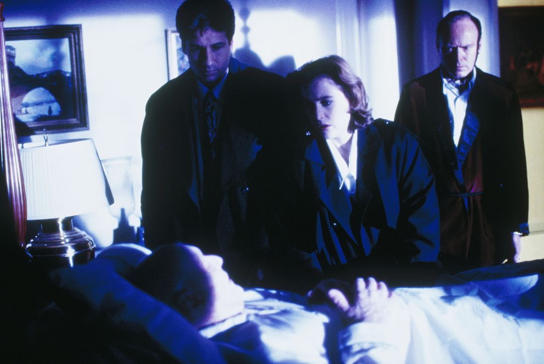Mulder (David Duchovny, 2.v.l.) und Scully (Gillian Anderson, 2.v.r.) begleiten Samuel Hartley (Scott Bairstow, r.), der einen sehr alten Mann helfe... - Bildquelle: TM +   Twentieth Century Fox Film Corporation. All Rights Reserved.