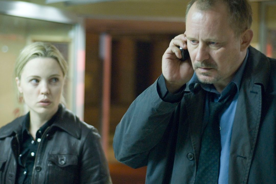 Ein Wettlauf gegen die Zeit: Helen (Melissa George, l.) und Eddie (Stellan Skarsgard, r.) müssen den noch immer frei laufenden Serienkiller finden,... - Bildquelle: Nick Wall Square One Entertainment GmbH & Co.KG