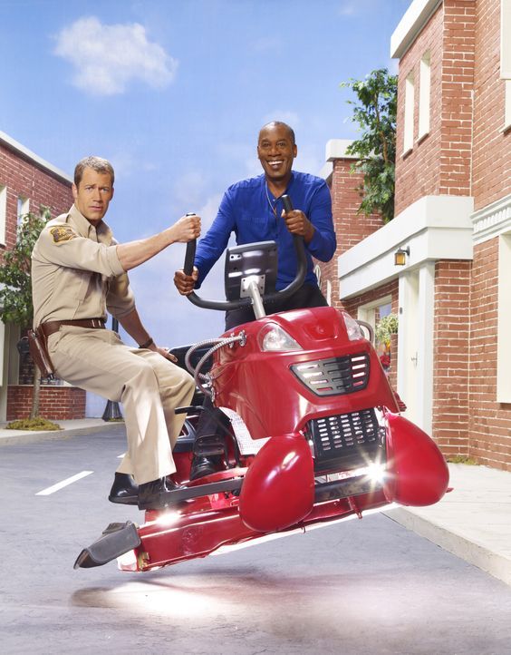 (3. Staffel) - In Eureka geht es ziemlich merkwürdig zu: Henry (Joe Morton, r.) und Jack (Colin Ferguson, l.) ... - Bildquelle: Universal Television