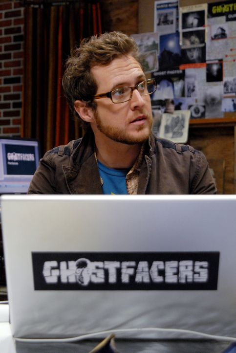 Zwei alte Bekannte, Ed Zeddmore (A.J. Buckley) und Harry Spengler, inszenieren eine Reality-Show namens "Ghostfacers", welche Jagd nach paranormalen... - Bildquelle: Warner Bros. Television