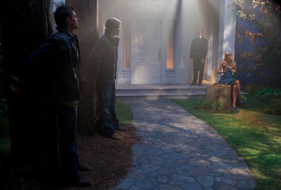 Bei ihrer Geisterjagd kommen Sam (Jared Padalecki, 2.v.l.) und Dean Winchester (Jensen Ackles, l.) in eine Kleinstadt, in der Menschen auf mysteriös... - Bildquelle: Warner Bros. Television