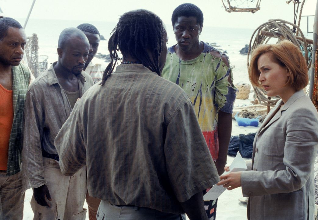Während Scully (Gillian Anderson, r.) bei den Ermittlungen davon überzeugt ist, dass die Artefakte Fälschungen sind, beginnt Mulder plötzlich, Stimm... - Bildquelle: 1998-1999 Twentieth Century Fox Film Corporation.  All rights reserved.