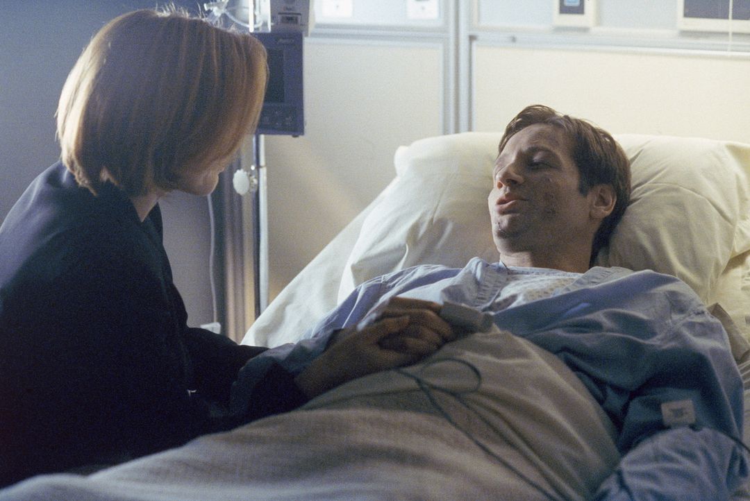 Scully (Gillian Anderson, l.) hofft, dass Mulder (David Duchovny, r.) sie nach allem, was er durchgemacht hat, wiedererkennen wird. - Bildquelle: TM +   2000 Twentieth Century Fox Film Corporation. All Rights Reserved.