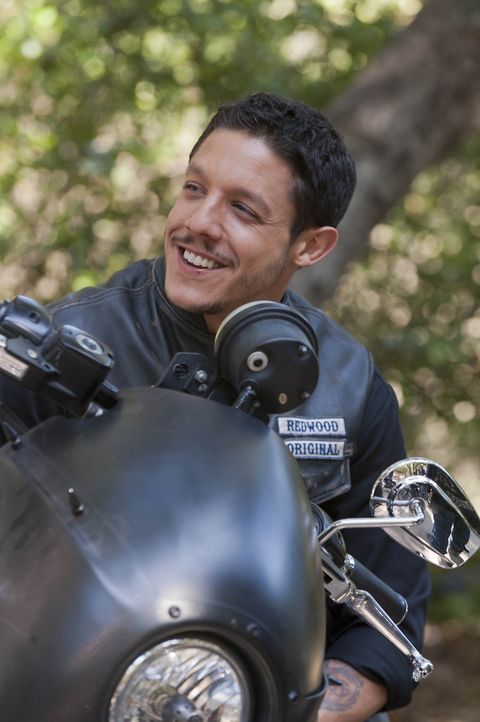 Während Juice (Theo Rossi) und seine Kumpel im Knast saßen, hat sich in Charming einiges geändert ... - Bildquelle: 2011 Twentieth Century Fox Film Corporation and Bluebush Productions, LLC. All rights reserved.