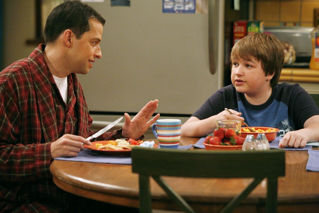 Alan Harper (Jon Cryer, l.): Jake Harper (Angus T. Jones, r.) - Bildquelle: Warner Bros. Entertainment, Inc.