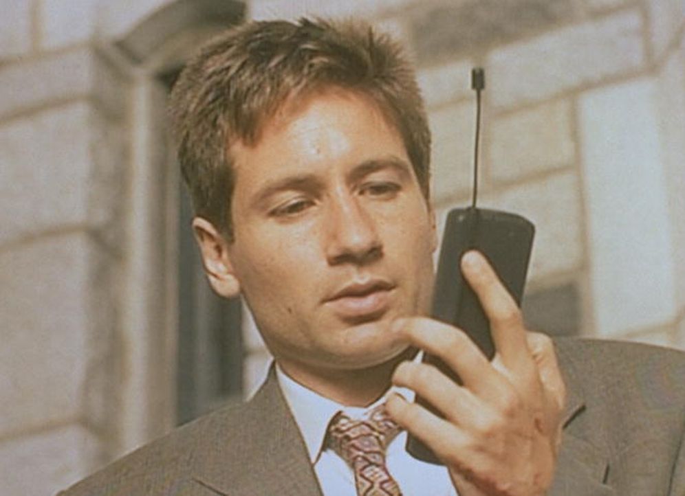 Mulder (David Duchovny) empfängt mit seinem Handy nicht nur akustische, sondern auch visuelle Botschaften. - Bildquelle: TM +   Twentieth Century Fox Film Corporation. All Rights Reserved.