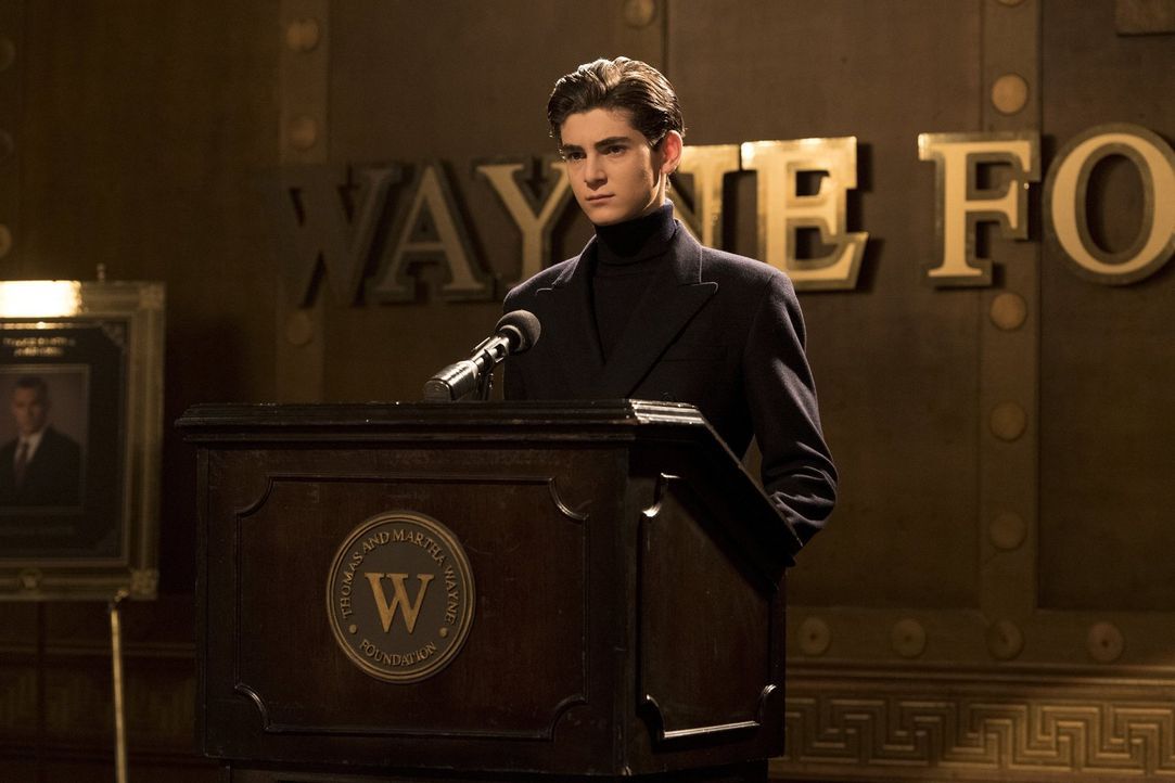 Während Bruce (David Mazouz) einen Schritt auf Alfred zugeht, will Sofia endgültig die Macht über Gotham City übernehmen ... - Bildquelle: 2017 Warner Bros.