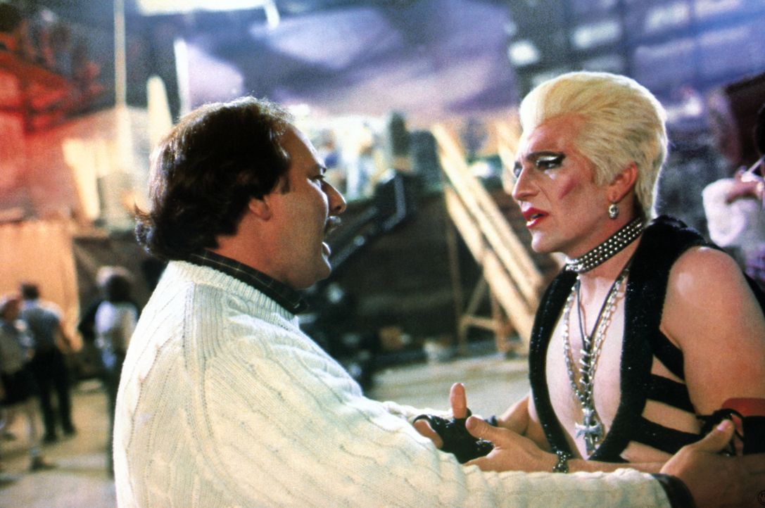 B-Film Regisseur Rubin (Dennis Franz, l.) feuert Kleindarsteller Jake (Craig Wasson, r.), der einen Vampir darstellen soll, im Sarg jedoch Platzangs... - Bildquelle: Columbia Pictures