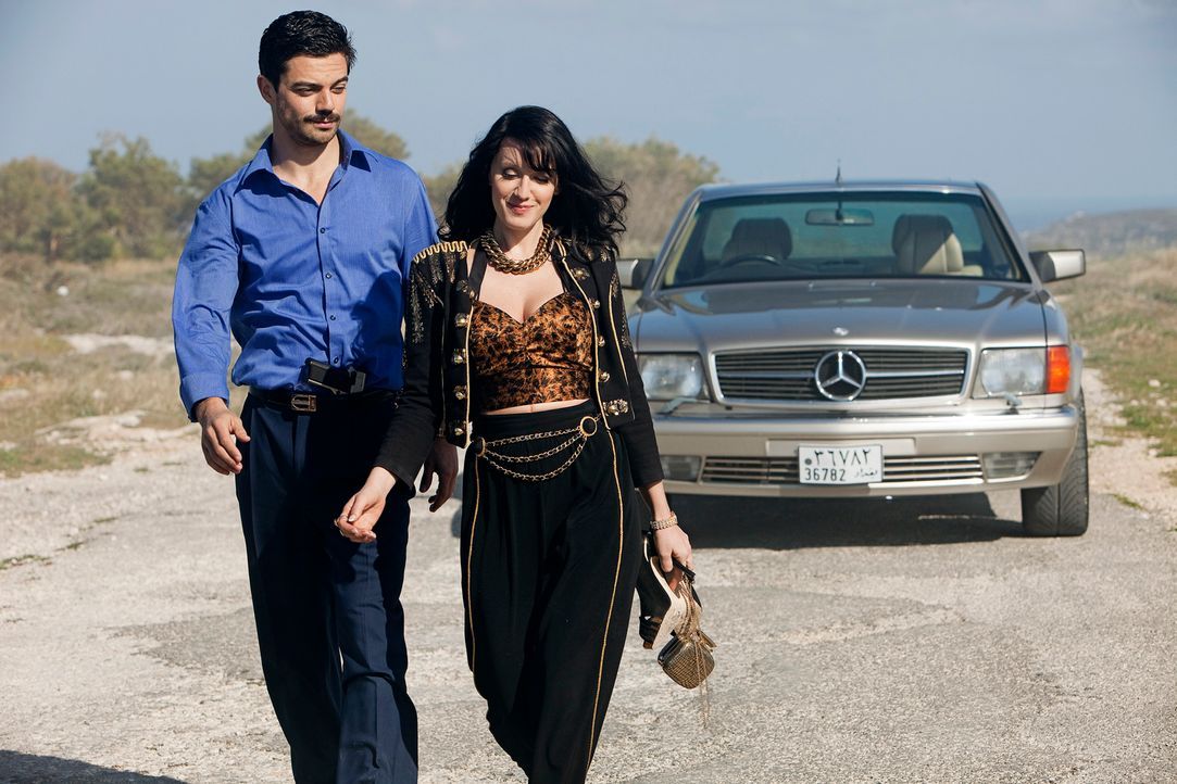 Zwischen Latif (Dominic Cooper, l.) und Uday Saddams Mätresse Sarrab (Ludivine Sagnier, r.) beginnt eine gefährliche Romanze ... - Bildquelle: Sofie Silbermann 2013, Falcom Media